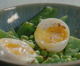 Replay Petits Plats en équilibre - Salade de pois mange tout, petits pois et oeufs mollet