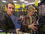 Replay Un gars, une fille - S2E22 - Au magasin de sport