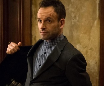 Replay Elementary - S3 E21 - Les entrailles de l'affaire