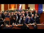 Replay Albanie : heurts entre élus de l'opposition et police au parlement