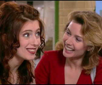 Replay Les filles d'à côté - S10 E06 - Le loup garou